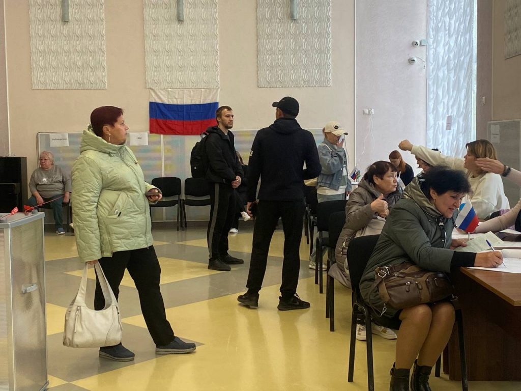 Голосование в Нижнем Тагиле: Свердловчане выбирают нового главу региона - В Нижнем Тагиле, как и по всей Свердловской области, продолжается голосование. В финальный день выборов, 14 сентября, журналист ИА «Реальный Тагил» посетил избирательные участки Ленинского района. Голосование в Нижнем Тагиле: Свердловчане выбирают нового главу региона -