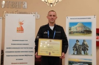 Свердловский полицейский стал самым метким и быстрым в России - Старший лейтенант Леонид Красильников из Серова стал лучшим стрелком на всероссийском конкурсе профессионального мастерства среди сотрудников охранно-конвойной службы. Свердловский полицейский стал самым метким и быстрым в России -