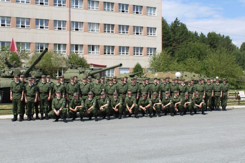 Три тысячи свердловчан отправятся на службу этой осенью - Осенний призыв стартовал в Свердловской области сегодня 1 октября. Губернатор региона Денис Паслер подписал соответствующий указ, согласно которому в муниципальных и городских округах будут работать специальные призывные комиссии. Три тысячи свердловчан отправятся на службу этой осенью -