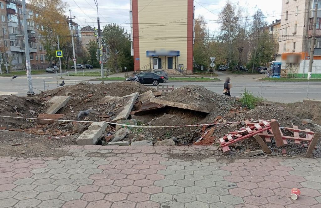 Тагильчане устали от бесконечных перекопов коммунальщиков - Коммунальщики оставили перекопы в двух района Нижнего Тагила, вызывая недовольство среди местных жителей. Ситуация, начавшаяся ещё в летний период, до сих пор остаётся нерешённой и грозит обернуться серьёзными последствиями с наступлением настоящих холодов. Тагильчане устали от бесконечных перекопов коммунальщиков -