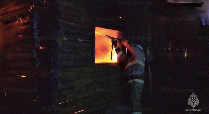 В Нижнем Тагиле огонь уничтожил частный дом и баню -