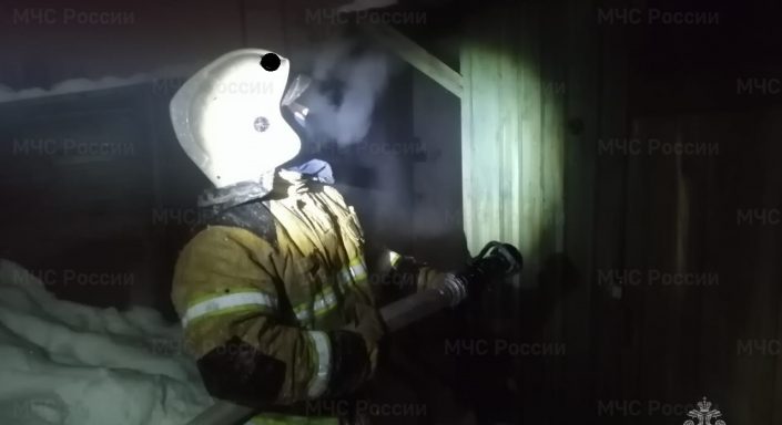 Ночной пожар повредил жилой дом и уничтожил баню в селе под Нижним Тагилом -