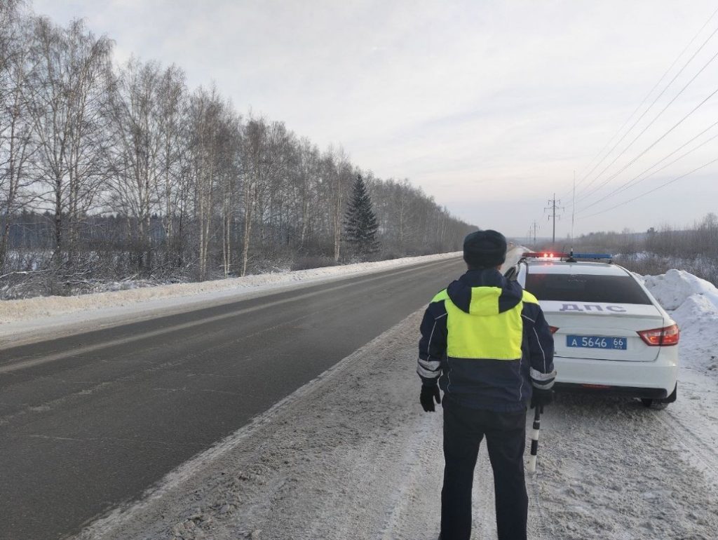 Госавтоинспекция усилила контроль на дорогах из‑за снегопада - Из‑за плохой погоды на дорогах появилось больше экипажей дорожно‑патрульной службы. Госавтоинспекция усилила контроль, чтобы защитить жизни и здоровье участников движения. Госавтоинспекция усилила контроль на дорогах из‑за снегопада -