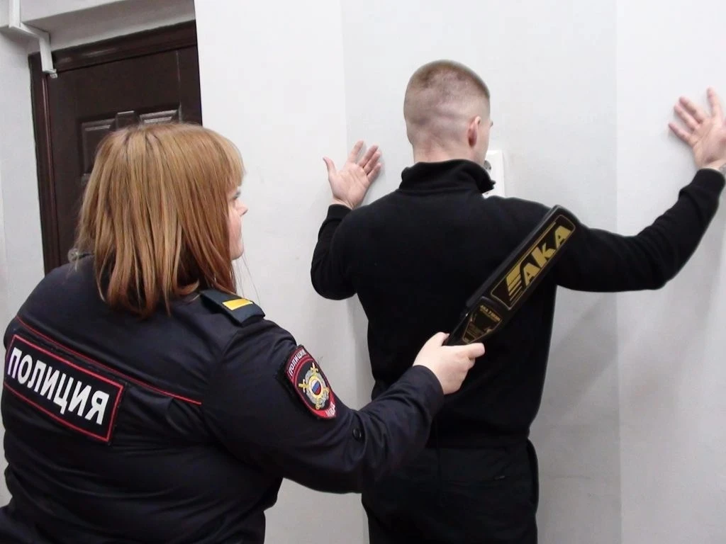 Свердловская полиция задержала курьера мошенников, похитившего у учителя 6 млн -
