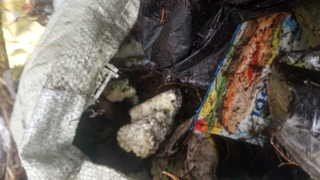 В ходе надзорного мероприятия выявлены остатки пенопласта на мысу Крутики - На берегу Черноисточинского пруда снова нашли остатки поплавка от пульпопровода. Он был сделан из пенопласта и использовался во время очистных работ дна водоёма. Общественный деятель Рамиль Хакимов сообщил, что на мысу Крутики вновь обнаружены фрагменты продуктов химической промышленности. В ходе надзорного мероприятия выявлены остатки пенопласта на мысу Крутики -