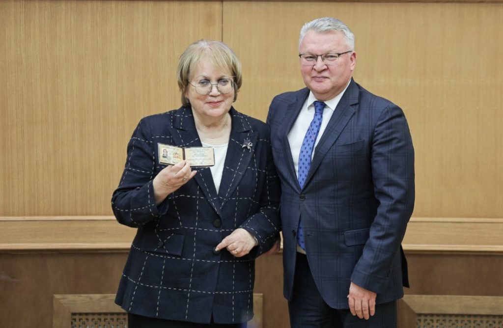 Мерзлякову переназначили свердловским омбудсменом - Пост Уполномоченного по правам человека в Свердловской области вновь доверен Татьяне Мерзляковой. Счетная комиссия зафиксировала 38 голосов «за», голосовавших против или воздержавшихся не оказалось. Об этом сообщили Реальному Тагилу в ЗакСО. Мерзлякова