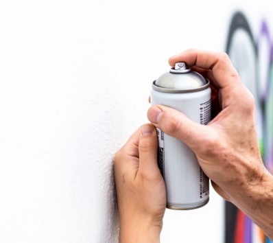 В Тагиле ищут испортившего киоск в парке Победы вандала -