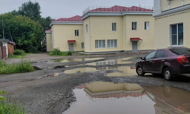 Мэрию Тагила раскритиковали за разбитую дорогу у больницы -