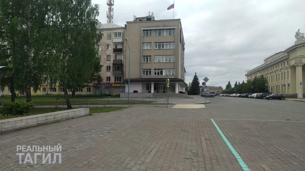 День города в Тагиле — грустный праздник - Минута мэппинга в Тагиле стоит как десятки метров нового водовода, но деньги уходят в небо. тагил, центр, памятник, клумбы, цветы, озеленение, погода, прогноз, лето
