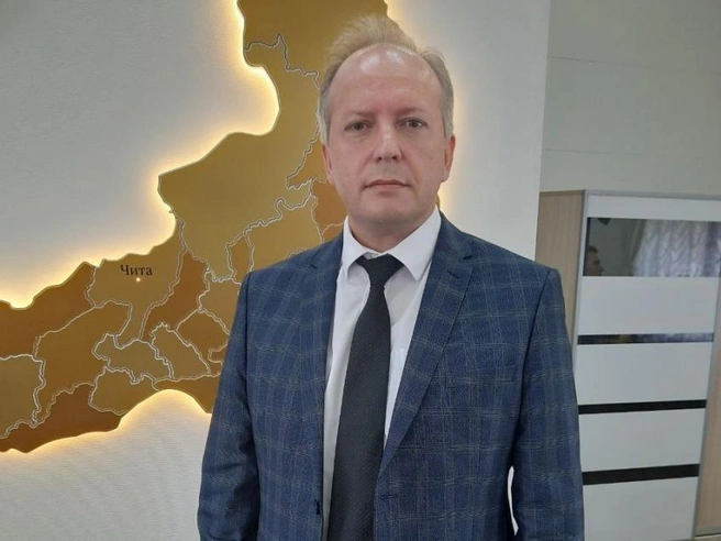 Экс-свердловский замминистра Дубровин завел канал, где освещает свой суд - Бывший заместитель министра строительства Свердловской области Игорь Дубровин запустил телеграм‑канал под названием «Не пререкайтесь с судом!». Теперь он сам рассказывает о перипетиях уголовного дела, где фигурирует по статье о мошенничестве в особо крупном размере. Канал стал своего рода дневником: в нём Дубровин фиксирует ход разбирательств и делится личными комментариями о происходящем. Экс-свердловский замминистра Дубровин завел канал, где освещает свой суд -