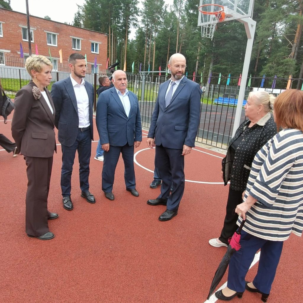 Депутаты гордумы Тагила сыграли в баскетбол за городом в пиджаках - Постоянная комиссия Нижнетагильской городской думы по молодежной политике, физической культуре, спорту и туризму провела выездное совещание в загородном спортивном лагере «Золотой луг». Как стало известно информационному агентству «Реальный Тагил», вместо привычного кабинета парламентарии отправились на природу, чтобы лично оценить готовность учреждения к новому сезону. Депутаты гордумы Тагила сыграли в баскетбол за городом в пиджаках -