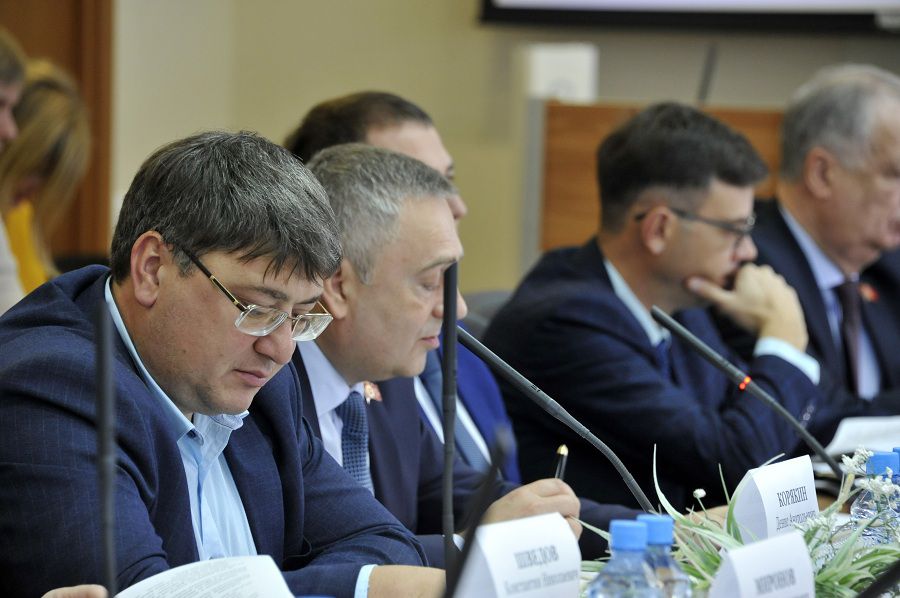 Копилка с двойным дном: тагильская мэрия тратит миллионы через депутатов - Бюджетные средства, предназначенные для содержания школ, детсадов и учреждений культуры, фактически проходят через руки депутатов Нижнетагильская городская Дума городская дума депутаты тагил