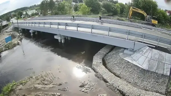 В 2026 году вышел непростой дорожно-строительный сезон из-за проливных дождей - Проливные дожди заметно осложнили дорожно‑строительный сезон. Ремонт мостов шёл в непростых условиях. Но дорожники удержали темп. К середине строительного периода отставаний нет. мост