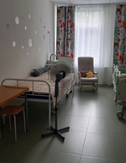 «Комфорт для маленьких пациентов: волонтёры «Добрые соседи» передали в больницу вентиляторы и бытовую химию - Волонтёрское объединение «Добрые соседи» продолжает поддерживать медицинские учреждения Нижнего Тагила. На этот раз они помогли детской больнице: для паллиативного отделения приобрели четыре напольных вентилятора и моющие средства. Теперь в отделении смогут создать более комфортные условия для маленьких пациентов. Об этом «Реальному Тагилу» рассказала известная в городе общественница Татьяна Несоленихина. «Комфорт для маленьких пациентов: волонтёры «Добрые соседи» передали в больницу вентиляторы и бытовую химию -