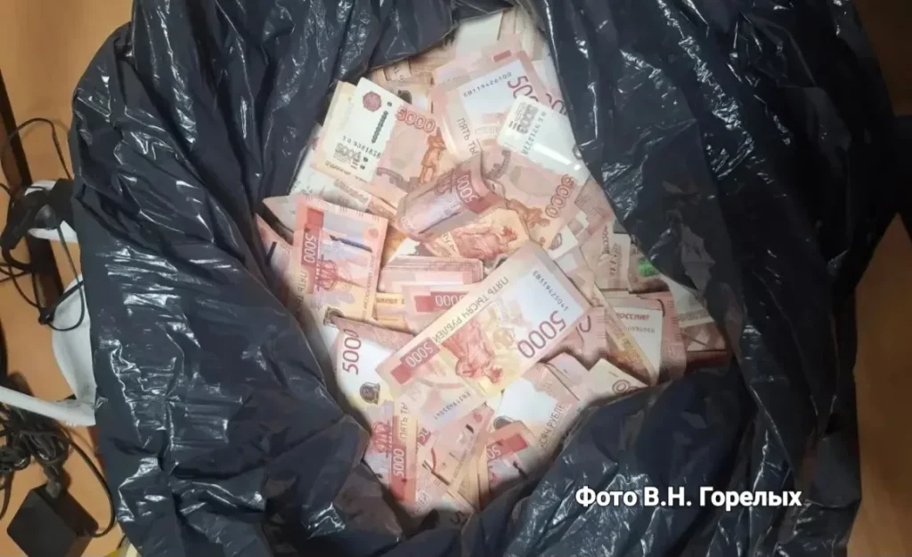 Искали наркотики, а нашли 8 млн рублей. Или как сын бизнесмена помог ограбить своего отца - Сотрудники свердловской полиции из подразделения по борьбе с наркобизнесом ОВД Заречного в ходе спецоперации задержали четверых курьеров телефонных мошенников, причастных к хищению 8 миллионов рублей у жителя Богдановича, работающего индивидуальным предпринимателем. Оперуполномоченные находились в засаде и охотились за наркодельцами, но на этот раз в их сети угодил жулик иного профиля. Об успешной реализации сыщиков журналистов проинформировал руководитель пресс-службы регионального главка МВД Валерий Горелых. По его сведениям, ограбить мужчину помог его собственный 18-летний сын, ставший жертвой схемы аферистов. Искали наркотики, а нашли 8 млн рублей. Или как сын бизнесмена помог ограбить своего отца -