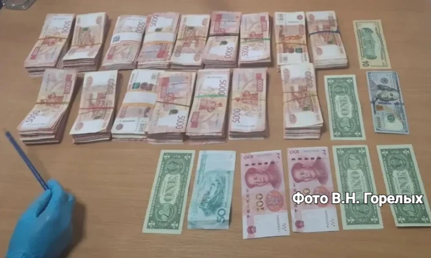 Искали наркотики, а нашли 8 млн рублей. Или как сын бизнесмена помог ограбить своего отца - Сотрудники свердловской полиции из подразделения по борьбе с наркобизнесом ОВД Заречного в ходе спецоперации задержали четверых курьеров телефонных мошенников, причастных к хищению 8 миллионов рублей у жителя Богдановича, работающего индивидуальным предпринимателем. Оперуполномоченные находились в засаде и охотились за наркодельцами, но на этот раз в их сети угодил жулик иного профиля. Об успешной реализации сыщиков журналистов проинформировал руководитель пресс-службы регионального главка МВД Валерий Горелых. По его сведениям, ограбить мужчину помог его собственный 18-летний сын, ставший жертвой схемы аферистов. Искали наркотики, а нашли 8 млн рублей. Или как сын бизнесмена помог ограбить своего отца -