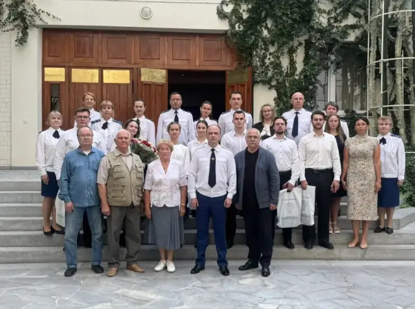 В Свердловской области семь молодых специалистов приняли Присягу прокурора - Торжественный день для надзорного ведомства: 20 июля 2026 года в прокуратуре Свердловской области прозвучали слова Присяги. Её принесли семь выпускников Института прокуратуры УрГЮУ им. В. Ф. Яковлева. Все специалисты прошли обучение по целевому направлению и теперь готовы приступить к работе в разных уголках региона. В Свердловской области семь молодых специалистов приняли Присягу прокурора -