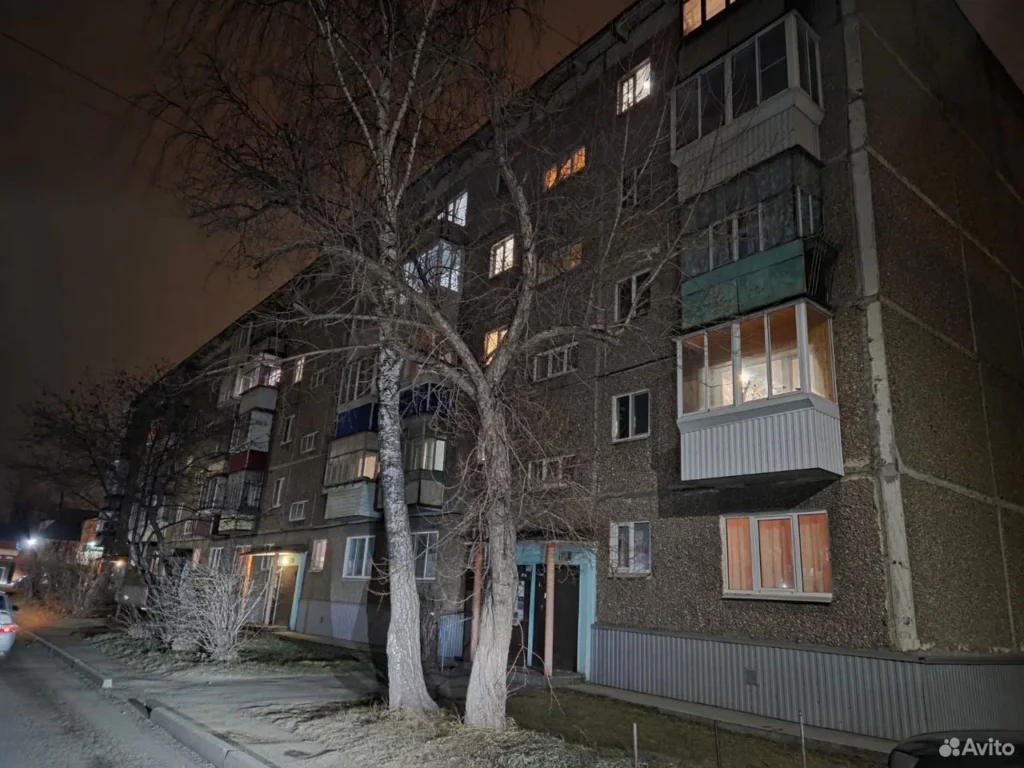 В Тагиле ищут покупателя для квартиры за 2 млрд - На сайте объявлений появилось предложение, которое заставляет дважды пересчитать количество нулей. Обычная «двушка» в панельном доме Нижнего Тагила на улице Балакинской выставлена за сумму с девятью нулями. Жители города гадают: это опечатка или квартира всё-таки продаётся за 2,2 миллиарда рублей? За эти деньги можно купить небольшой самолет, тонну золота или выкупить целый подъезд в этом же доме раз двадцать. жилой дом многоэтажка квартира