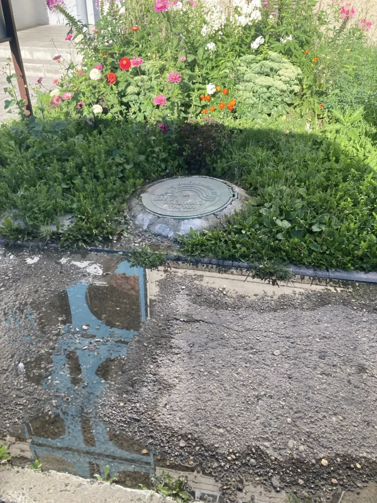 «Просто дышать нечем»: на Захарова, 5 льются сточные воды, коммунальщики не реагируют -