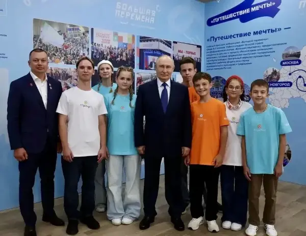 16 уральских школьников стали лучшими во Всероссийском конкурсе «Большая перемена» - Громкая победа уральских школьников прогремела на всю страну. Сразу 16 ребят из Свердловской области завоевали победу во Всероссийском конкурсе «Большая перемена». Триумф объединил сразу несколько территорий: Новолялинский, Волчанский, Сысертский муниципальные округа, Каменск‑Уральский, Лесной, Екатеринбург, Новоуральск и Нижний Тагил. География успеха получилась по-настоящему широкой. 16 уральских школьников стали лучшими во Всероссийском конкурсе «Большая перемена» -