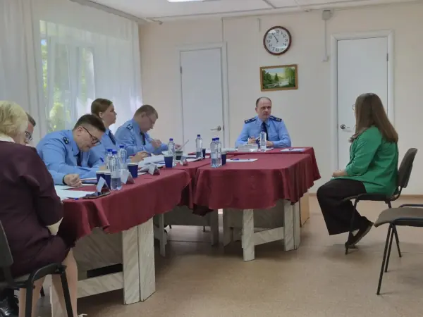 Прокурор Свердловской области Крылов выслушал жалобы жителей Режа - Жительница Режа, чей дом пострадал от затопления, попросила прокурора помочь с получением положенных выплат и возмещением ущерба. Прокурор Свердловской области Крылов выслушал жалобы жителей Режа -