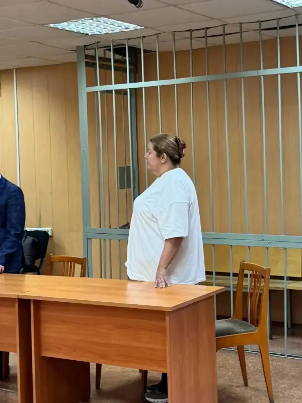 Суд Верхней Пышмы отправил лже-турагента на принудительные работы за хищение 6 млн рублей - Верхнепышминский городской суд 18 августа 2026 года огласил решение в отношении местной жительницы Светланы Енбаевой. Она признана виновной в мошенничестве, совершенном с причинением значительного ущерба и в крупном размере (ч. 2, 3 ст. 159 УК РФ). Суд Верхней Пышмы отправил лже-турагента на принудительные работы за хищение 6 млн рублей -
