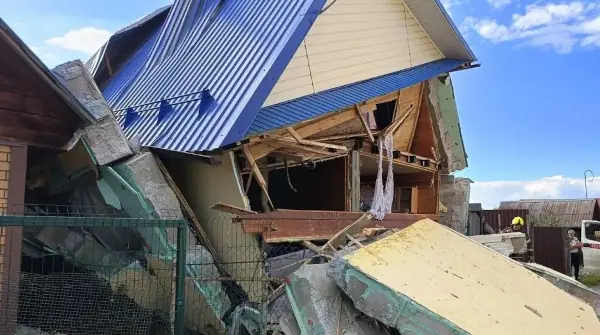 В Сысертском районе из-за взрыва газа обрушился двухэтажный коттедж - По оперативной информации, инцидент был зафиксирован в 17:41 по местному времени. Внутри коттеджа взорвался газовый баллон, что спровоцировало разрушение несущих конструкций и перекрытий. взрыв
