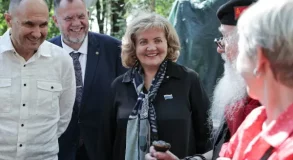 Свердловский спикер Людмила Бабушкина передаст двухметровый Меч Победы в музей -