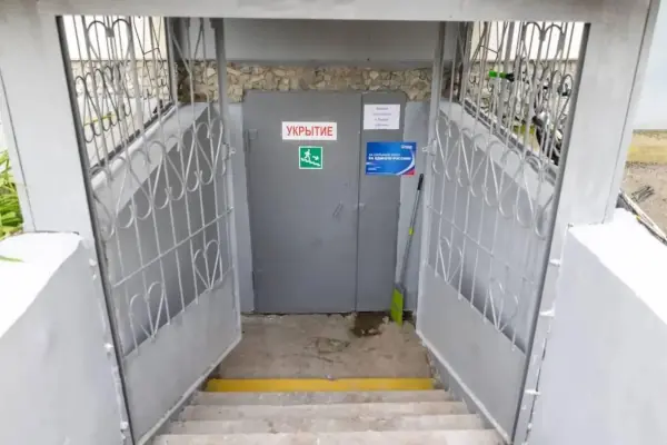 Жители Эльмаша получили оборудованное укрытие в подвале многоэтажки на Стачек - Алексей Вихарев, депутат городской думы, рассказал, что параллельно ремонтируется ещё одно цокольное помещение — его тоже планируют задействовать в качестве укрытия на случай ракетных и беспилотных атак. Там уже поменяли окна и поставили места для сидения, сейчас идёт обустройство санузлов. Жители Эльмаша получили оборудованное укрытие в подвале многоэтажки на Стачек -