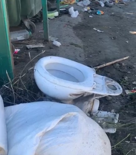 Огонь угрожает целому микрорайону из-за хлама на мусорке - Мусор на спецплощадке в Невьянском переулке снова стал причиной жалоб жителей Огонь угрожает целому микрорайону из-за хлама на мусорке -