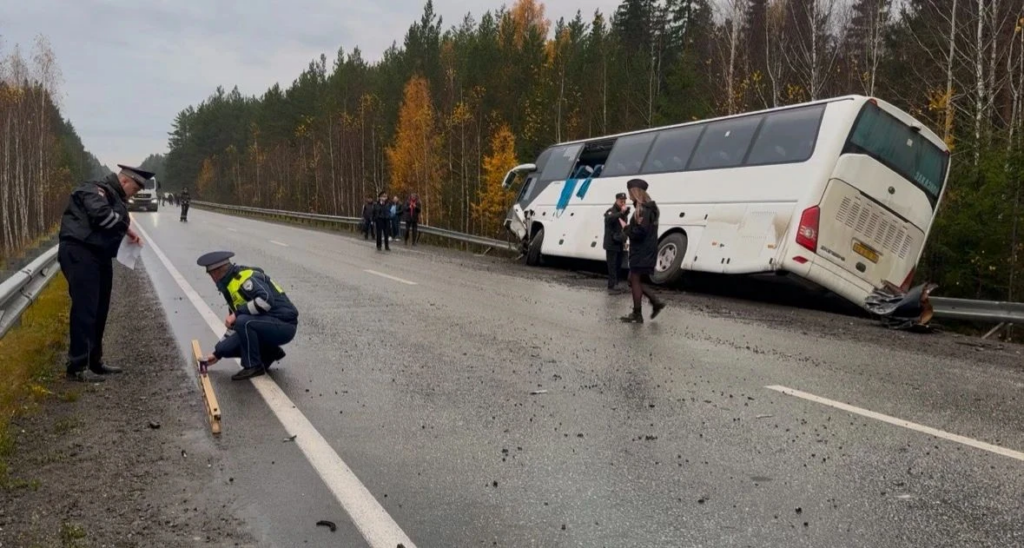 Два уральца погибли в ДТП с автобусом на трассе в Реж (видео) - На месте работают сотрудники Госавтоинспекции и следственно‑оперативная группа: специалисты фиксируют детали, проводят процессуальные мероприятия и собирают данные для установления полной картины происшествия. Ведётся расследование обстоятельств ДТП. Два уральца погибли в ДТП с автобусом на трассе в Реж (видео) -