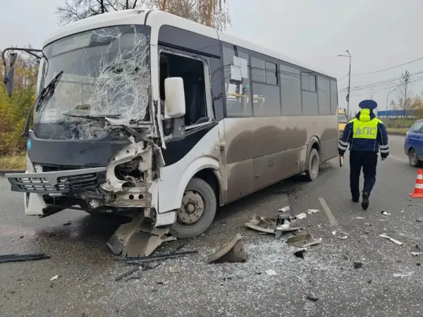Грузовик протаранил пассажирский автобус в Березовском -