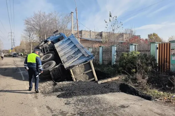В Нижнем Тагиле грузовик провалился вместе с дорогой - Серьёзное дорожное происшествие в Нижнем Тагиле: из‑за обрушения полотна опрокинулся гружёный КАМАЗ. Несмотря на масштаб аварии, обошлось без пострадавших но последствия для дорожной инфраструктуры и обслуживающей организации могут быть серьёзными. В Нижнем Тагиле грузовик провалился вместе с дорогой -