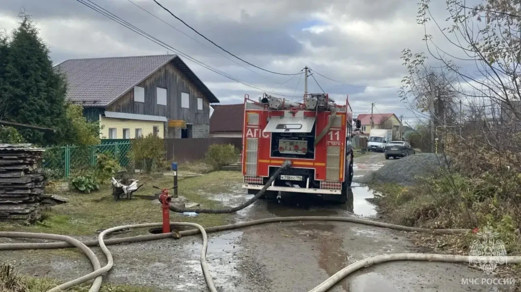 Огонь унёс две жизни: пожар в частном доме в Нижнем Тагиле - Два человека погибли при пожаре в Нижнем Тагиле. Трагедия произошла сегодня утром. Как сообщают огнеборцы, в частном доме на улице Квартальной вспыхнул пожар. Пламя быстро охватило помещение. Площадь распространения огня достигла 100 квадратных метров. Огонь унёс две жизни: пожар в частном доме в Нижнем Тагиле -