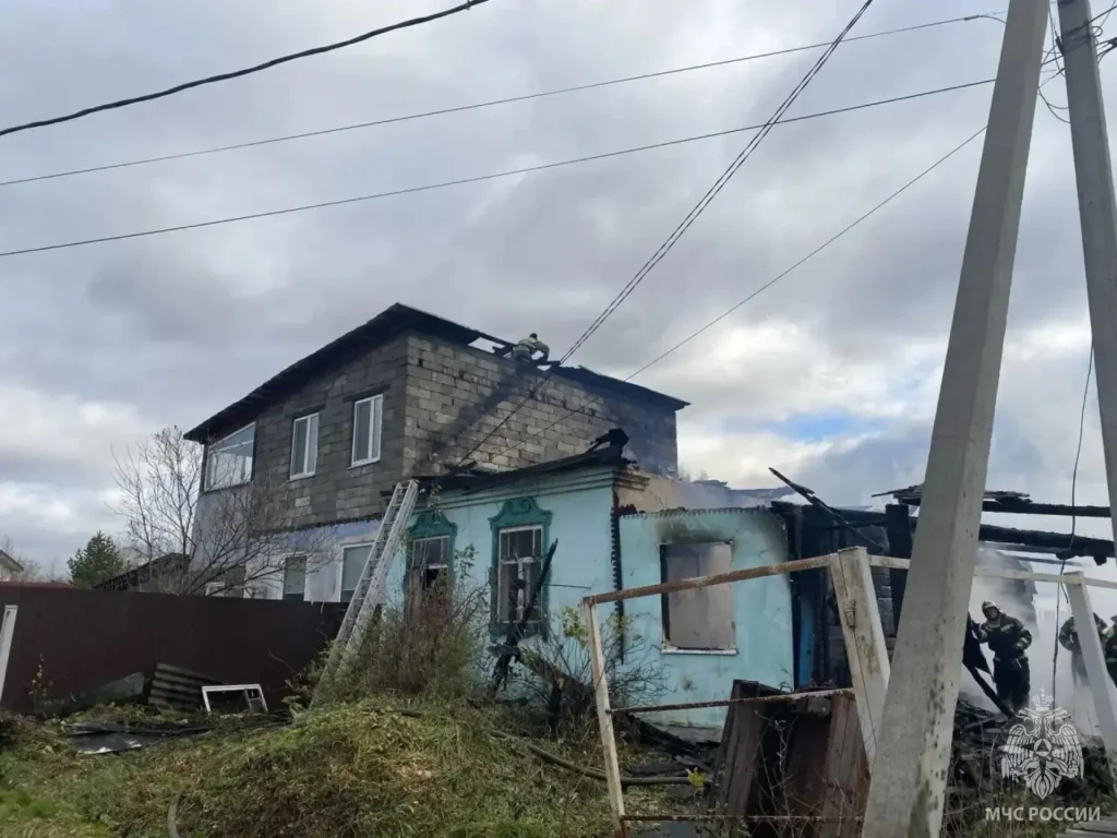 Огонь унёс две жизни: пожар в частном доме в Нижнем Тагиле - Два человека погибли при пожаре в Нижнем Тагиле. Трагедия произошла сегодня утром. Как сообщают огнеборцы, в частном доме на улице Квартальной вспыхнул пожар. Пламя быстро охватило помещение. Площадь распространения огня достигла 100 квадратных метров. Огонь унёс две жизни: пожар в частном доме в Нижнем Тагиле -