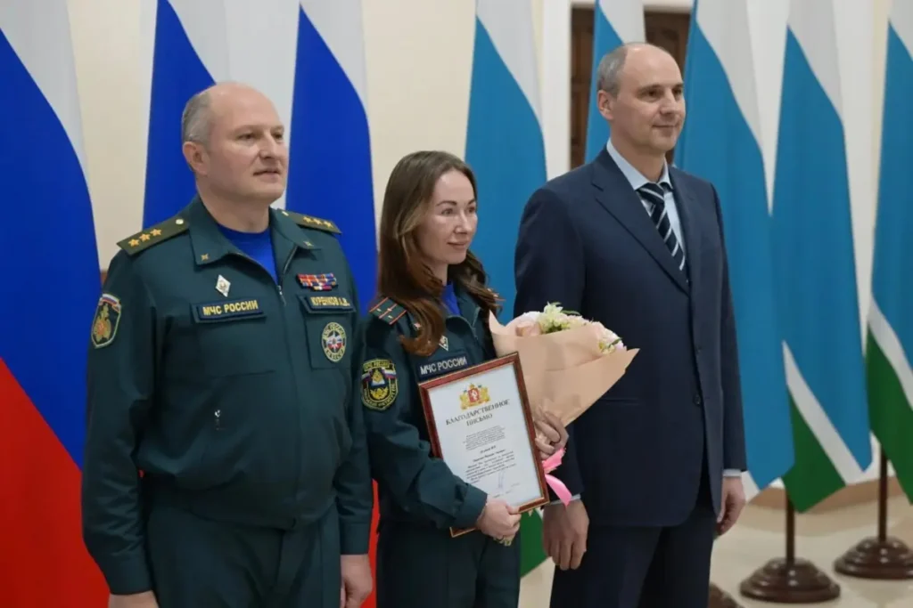 Губернатор и глава МЧС России вручили награды уральским спасателям и пожарным -