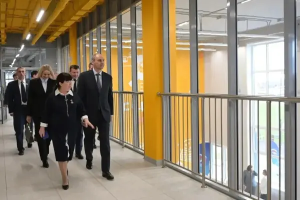 В Сосьве, пострадавшей от пожара, открыли современную школу и пожарное депо - Губернатор Свердловской области Денис Паслер приехал в посёлок Сосьва, где после пожара построили с нуля школу №4 и пожарную часть. Уроки в новой школе начнутся сразу после осенних каникул. В Сосьве, пострадавшей от пожара, открыли современную школу и пожарное депо -