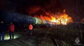 Поезд сошёл с рельсов под Екатеринбургом. Горит 7 цистерн -