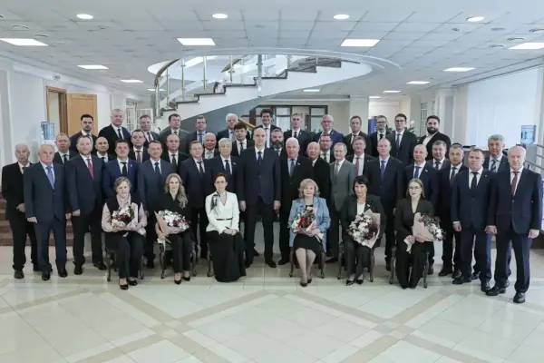 Депутаты нового созыва Заксобрания Свердловской области получили удостоверения - В Законодательном собрании Свердловской области завершился процесс вручения удостоверений депутатам нового созыва. Глава региона Денис Паслер обратился к парламентариям, а также стали известны имена народных избранников, которые будут отстаивать интересы жителей Горноуральского округа. Депутаты нового созыва Заксобрания Свердловской области получили удостоверения -