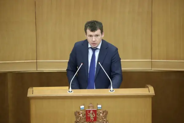 Смена власти в свердловском парламенте: Дмитрий Жуков возглавил Заксобрание - В Законодательном собрании Свердловской области произошла знаковая кадровая перестановка — впервые за много лет сменился спикер. Пост председателя занял Дмитрий Жуков, сменив на этом посту Людмилу Бабушкину, которая руководила заксобранием более десятилетия. Смена власти в свердловском парламенте: Дмитрий Жуков возглавил Заксобрание -